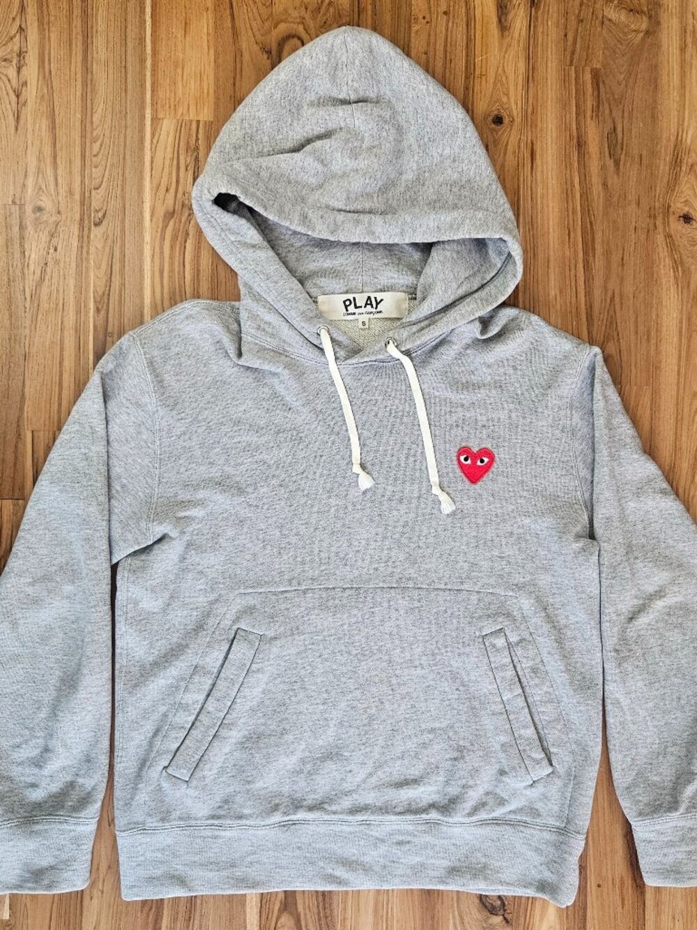 Comme Des Garcons Womens PLAY Pullover Hoodie Sweatshirt, Gray Red Heart, Small